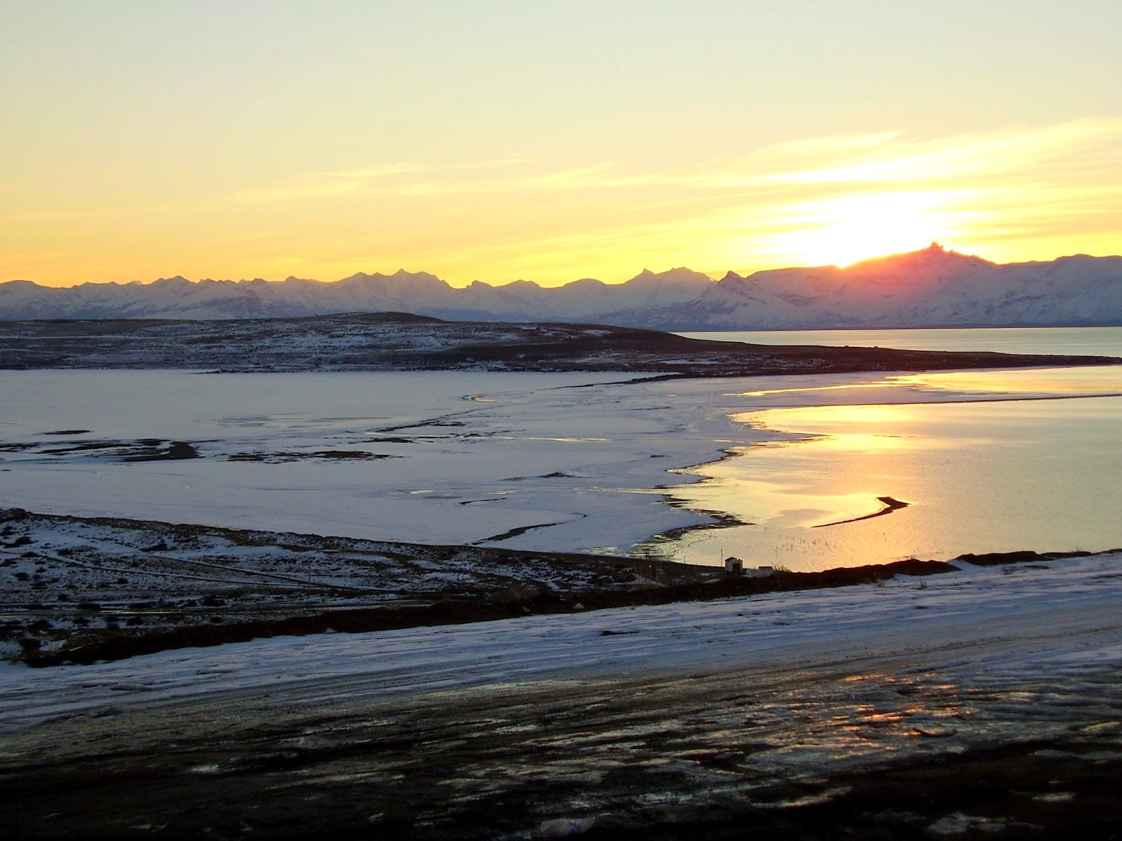 Atardecer sobre el lago helado, en invierno