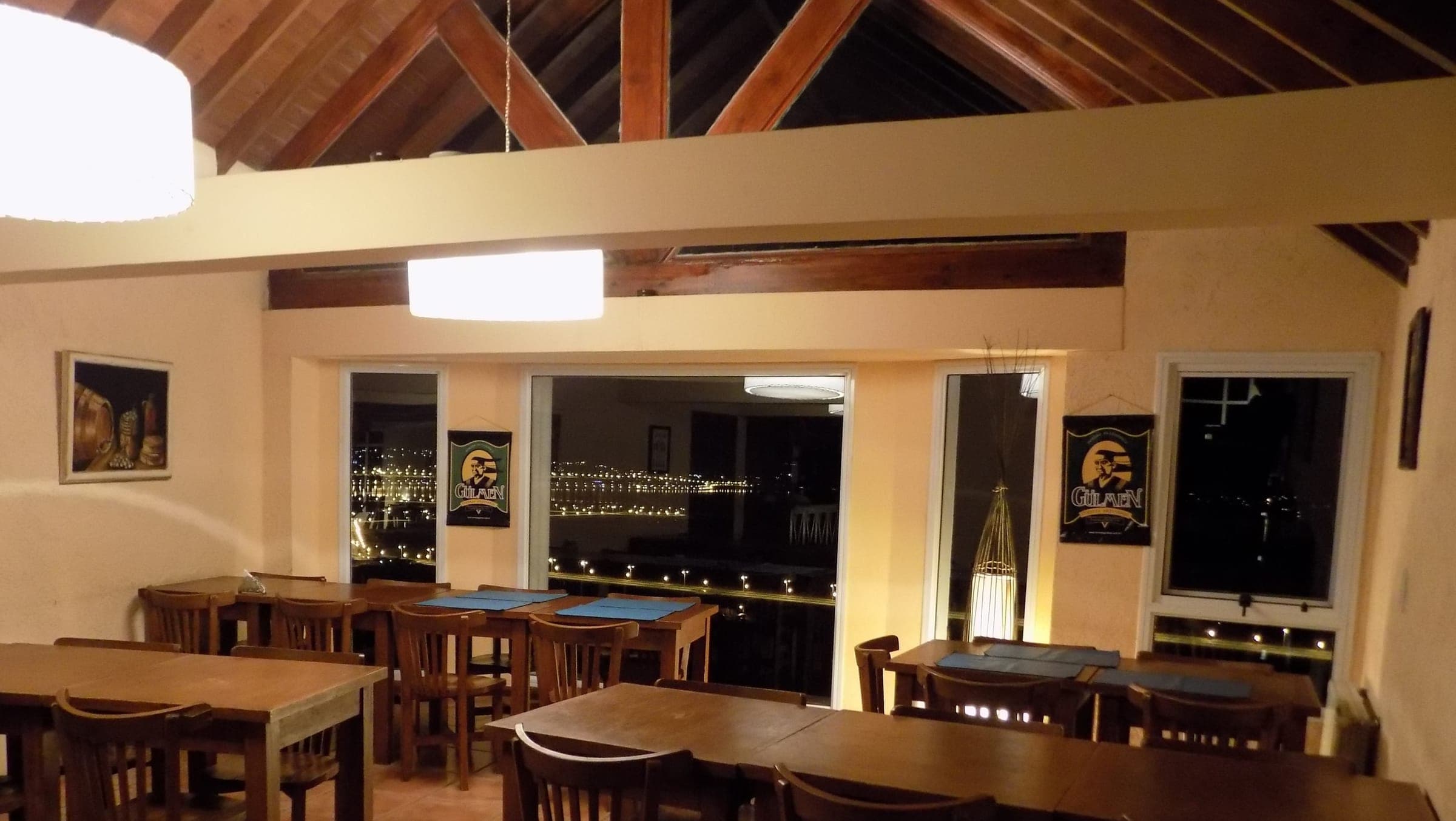 El comedor de noche, con las lámparas encendidas