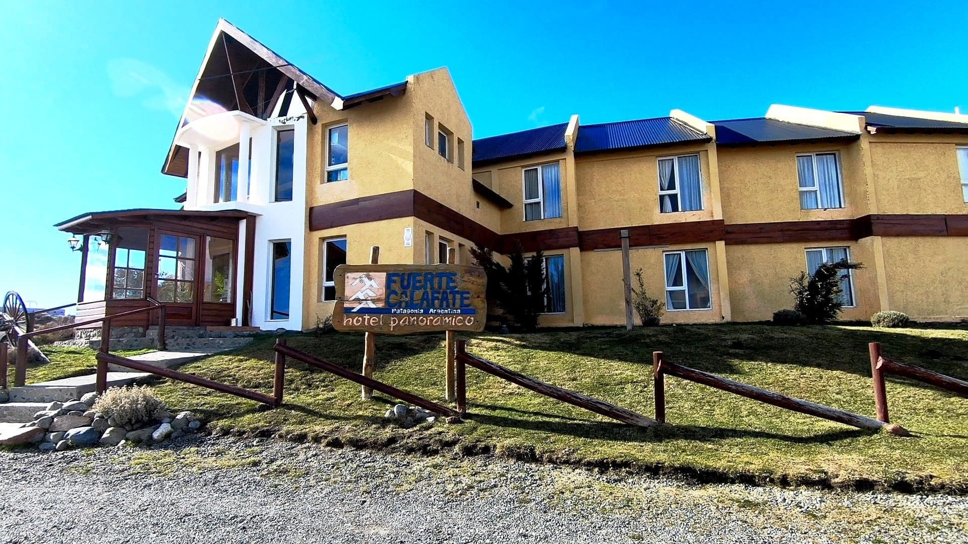 El hotel visto de costado, con la galería y la carreta