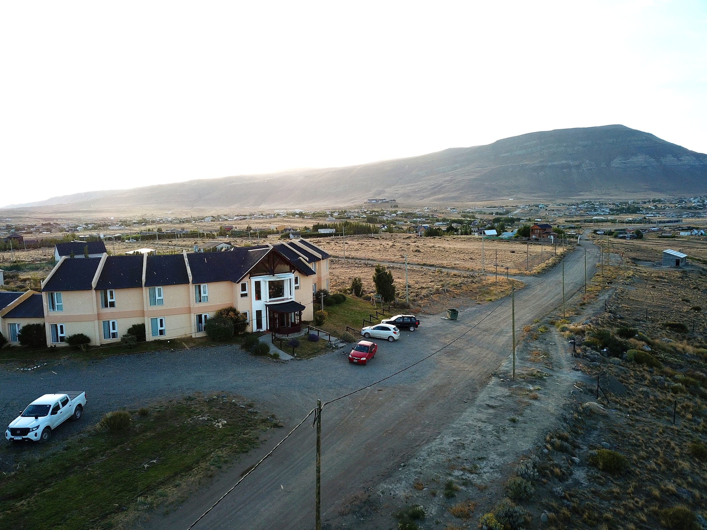 El hotel sobre la colina visto desde el aire, con el camino y la estepa