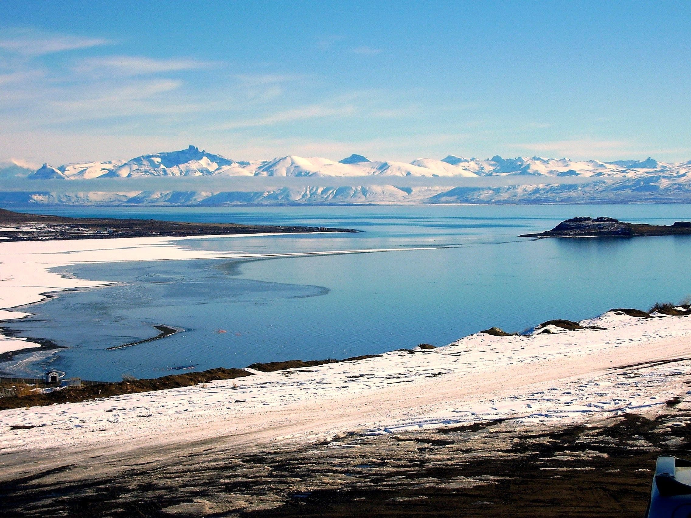 La costa nevada del Lago Argentino y la cordillera, desde la colina