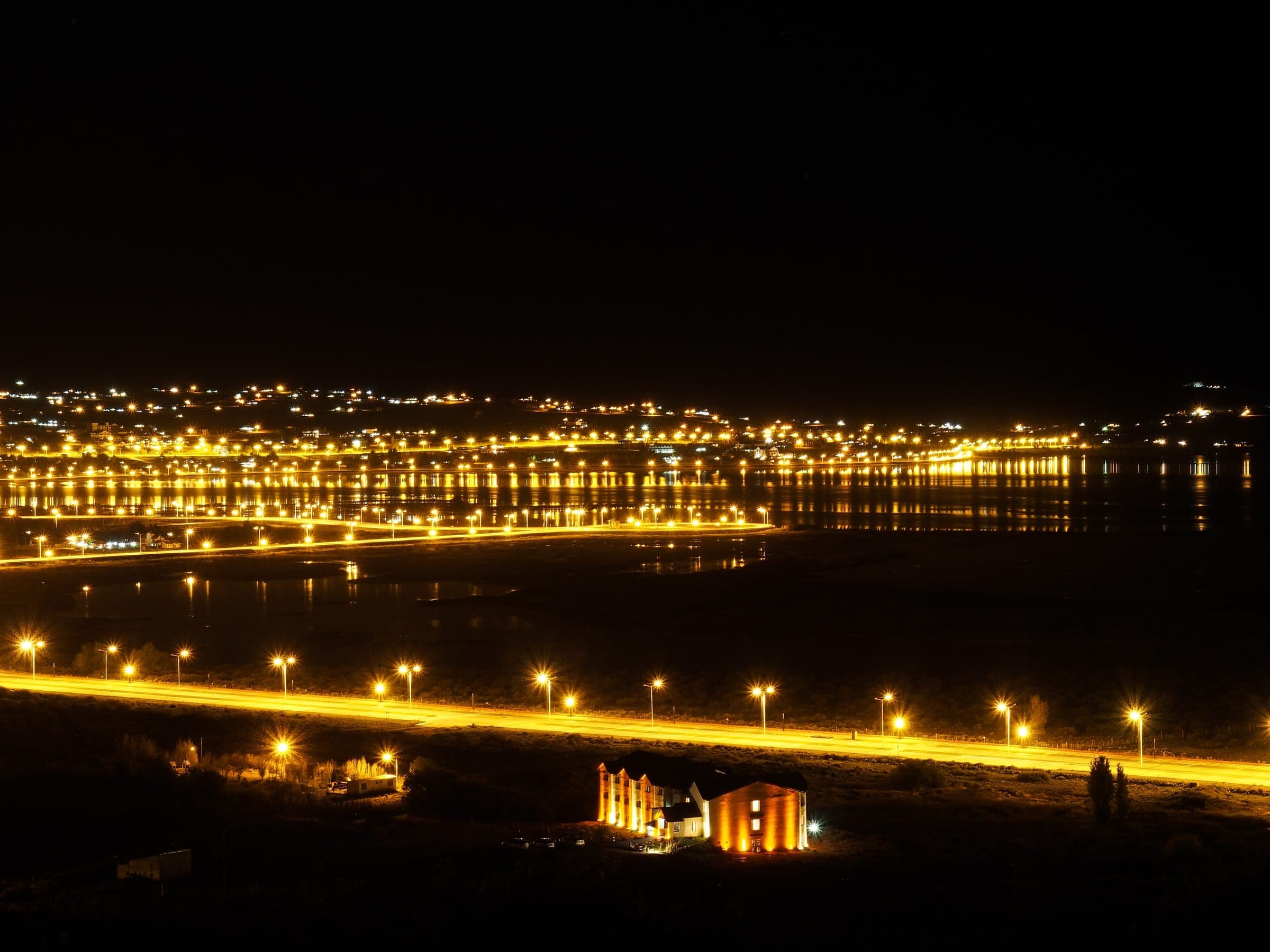 Las luces de El Calafate de noche, vistas desde el hotel