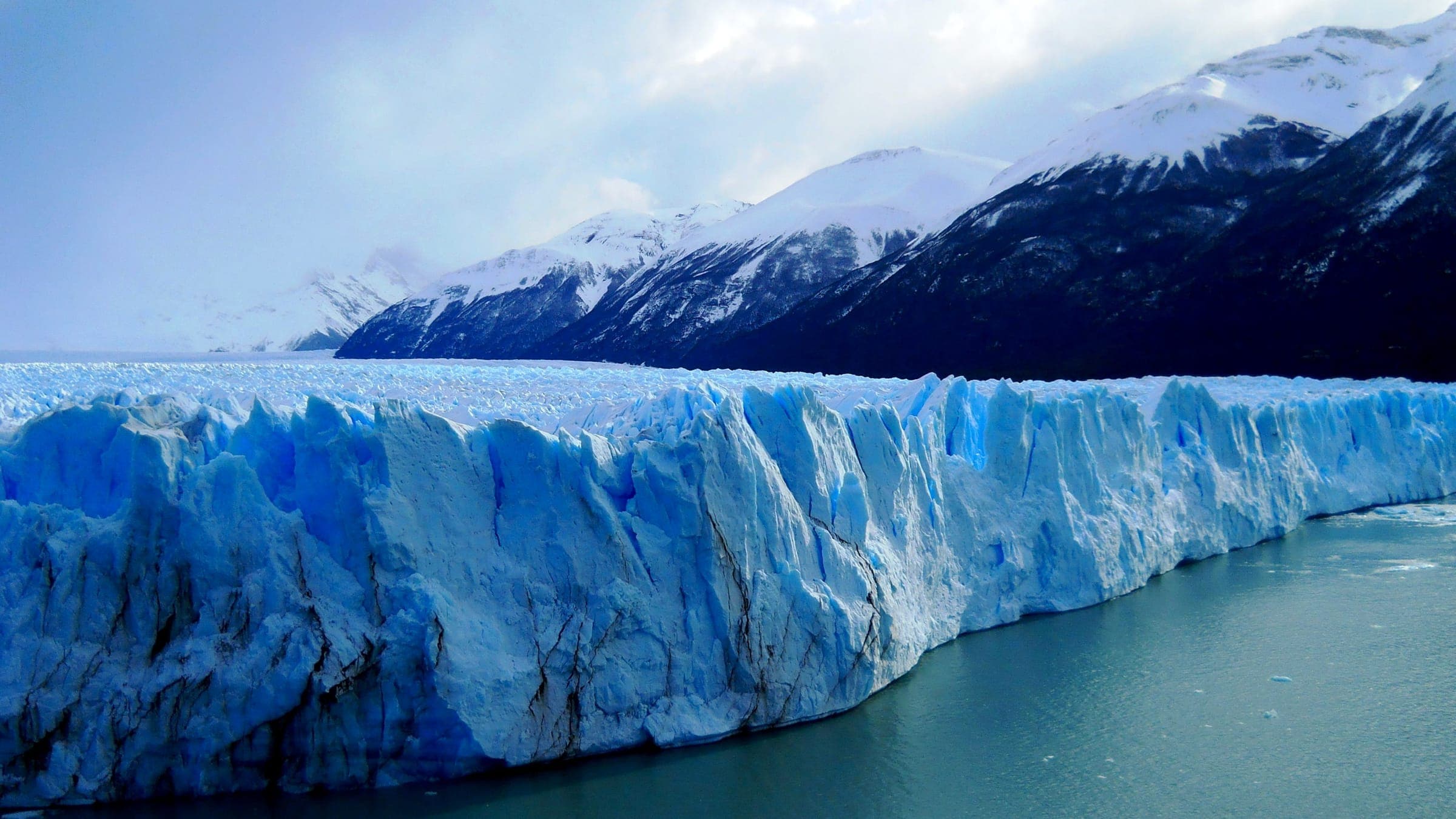 La pared azul del Perito Moreno desde el lago