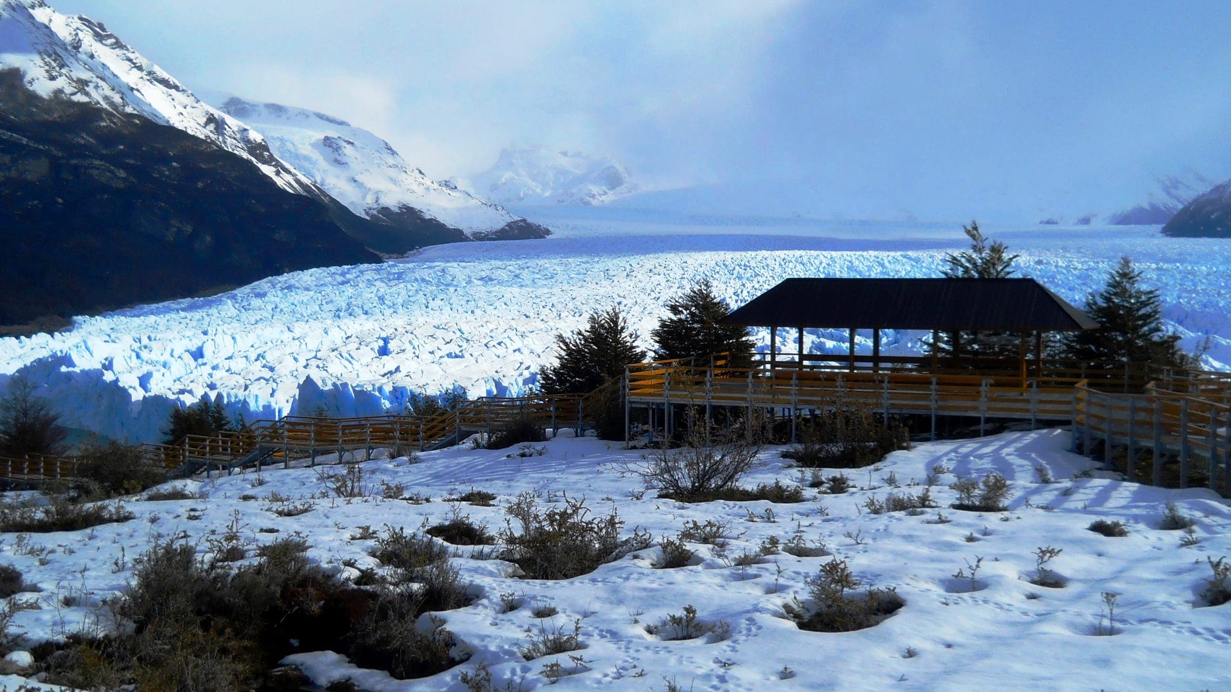 Las pasarelas del glaciar Perito Moreno con nieve