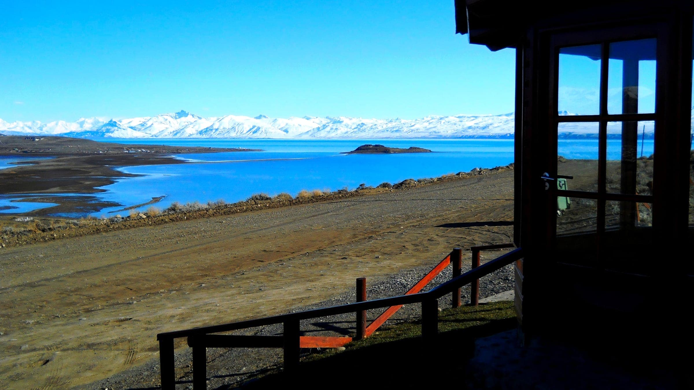 El lago y la cordillera desde la galería de madera