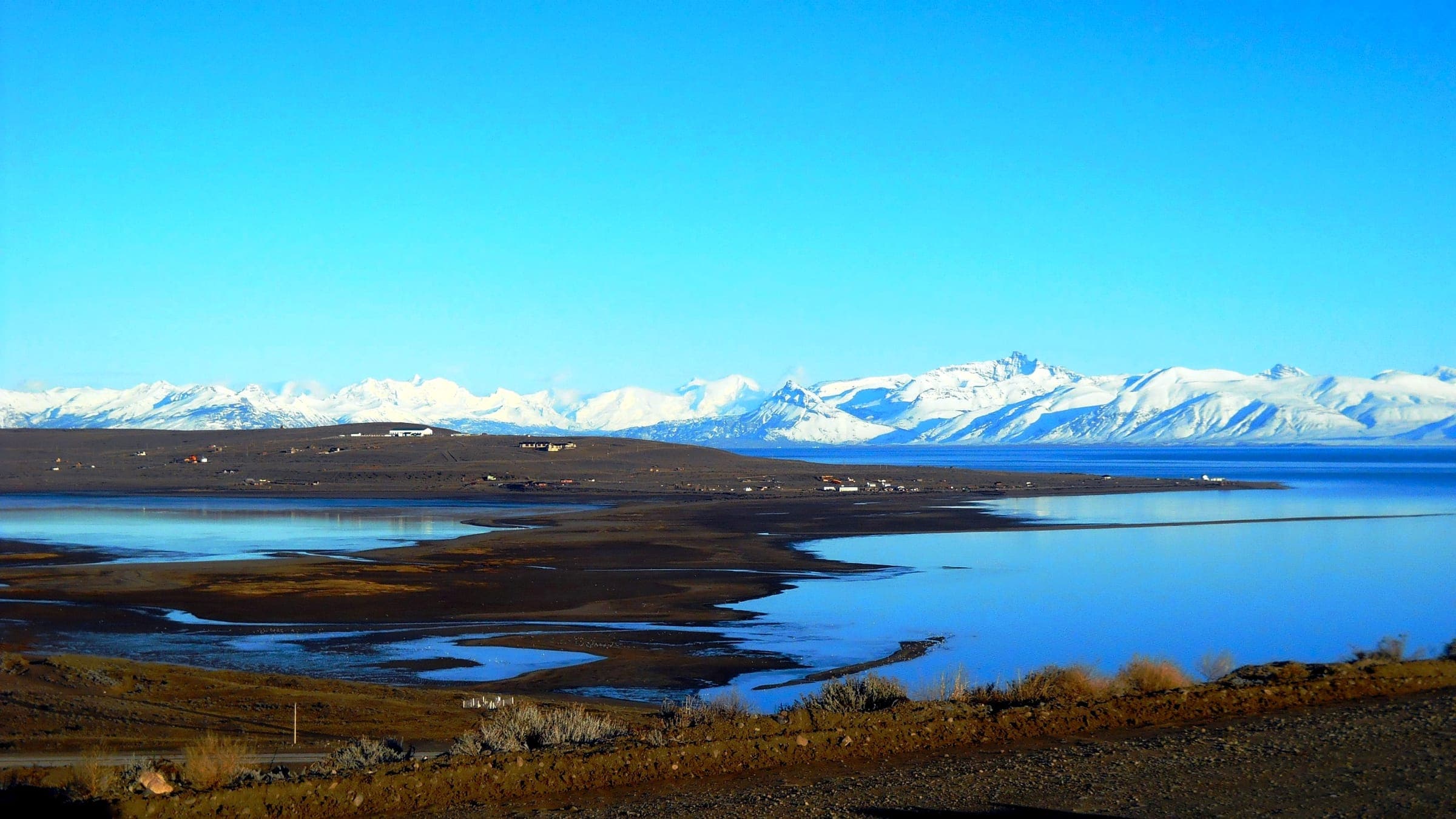 El Lago Argentino y la cordillera nevada, vistos desde el hotel